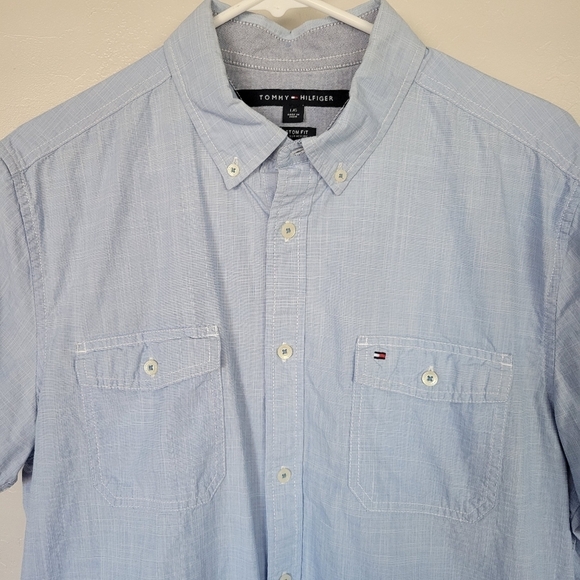 Tommy Hilfiger Men's Large Button Up Shirt Short Sleeve Light Blue Collared Top - Picture 2 of 5